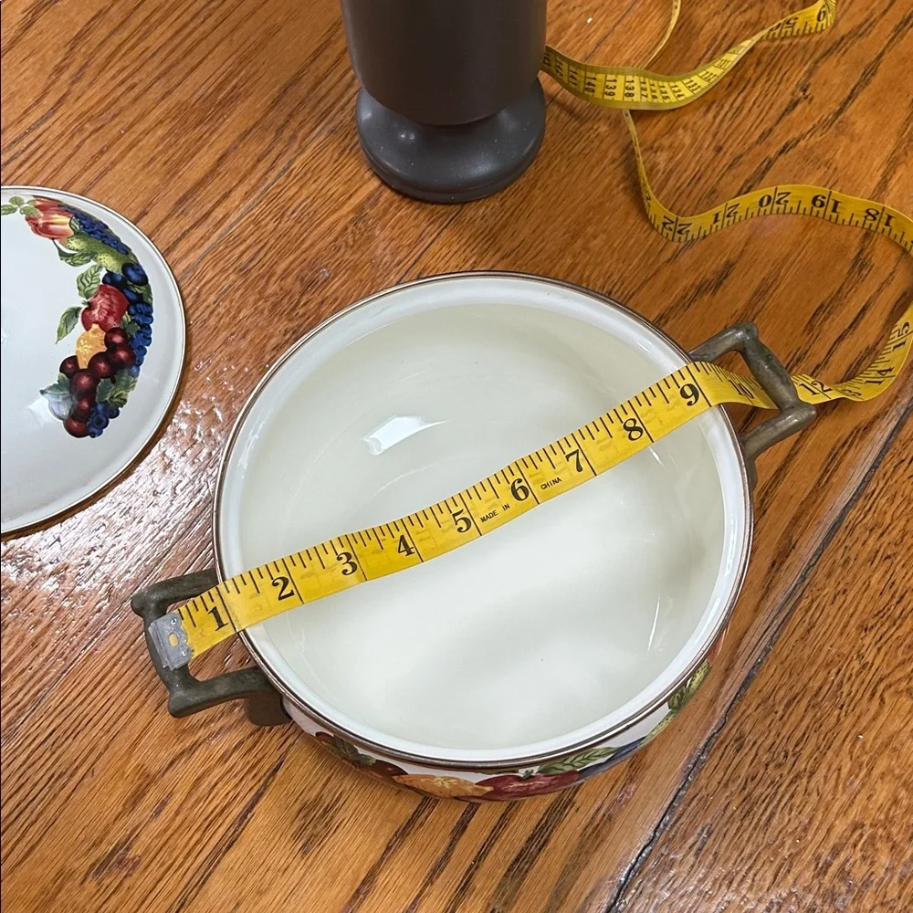 Lincoware enamel 2 quart covered dish. Cream color with fruit. Great condition.